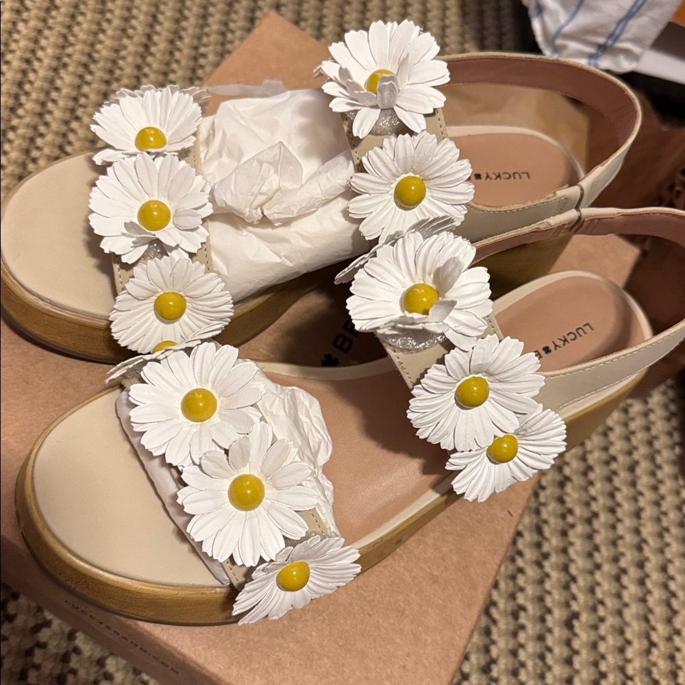 New in box Lucky Brand Juleii White Floral Women's Sandals Daisy Clog 8 - Picture 4 of 6